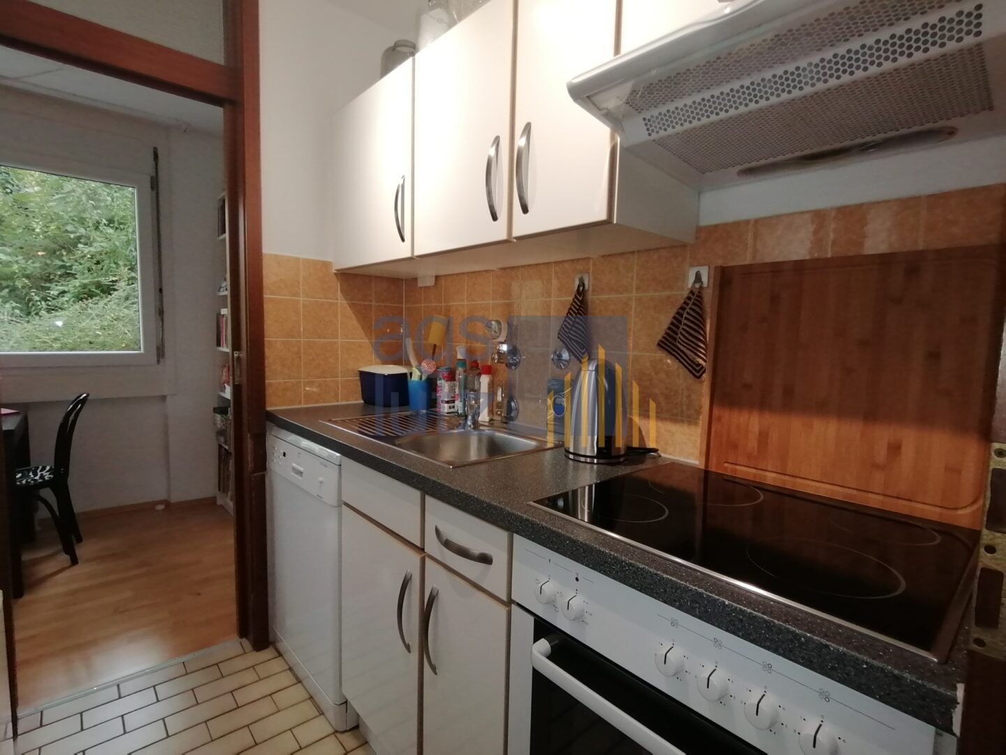 Küche mit Durchgang zum Wohnzimmerr oder Essbereich