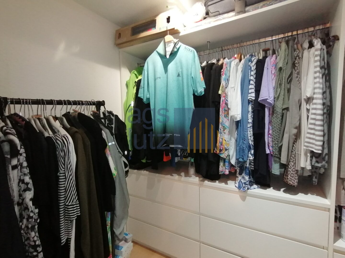 Abstellraum oder begehbarerer Kleiderschrank in der Wohnung