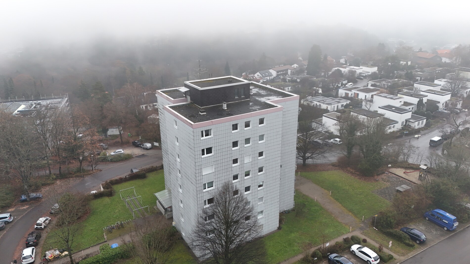 Anlage mit Kinderhaus & Grundschule im Hintergrund