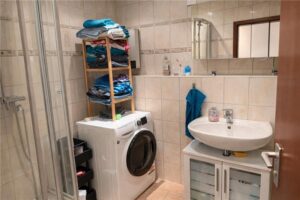 Badezimmer mit Dusche