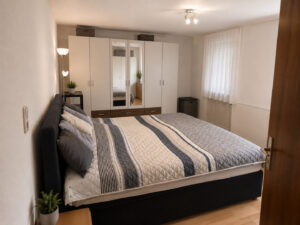EG_Schlafzimmer-Kleiderschrank_KI