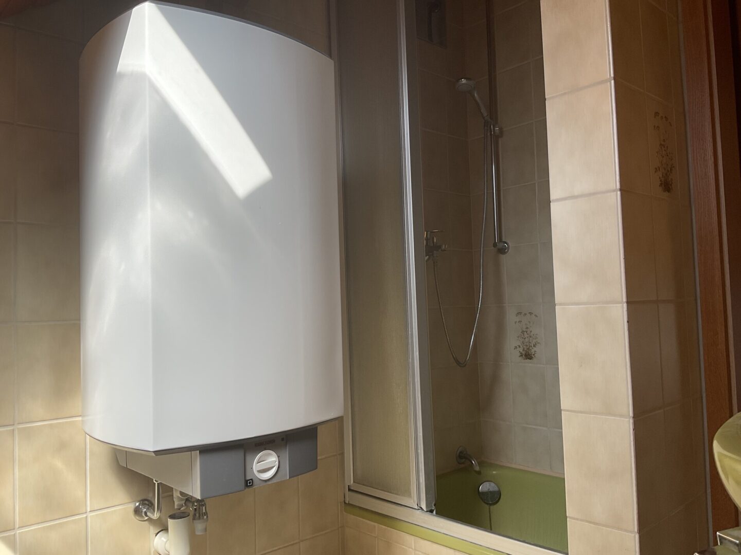 Dusche mit Boiler