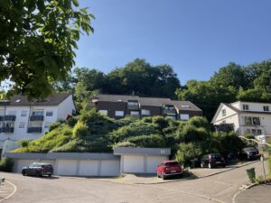 Außenansicht mit Garagen & Außenstellplatz