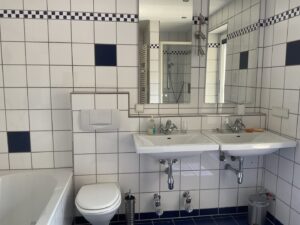 Tageslichtbad mit Dusche und Badewanne