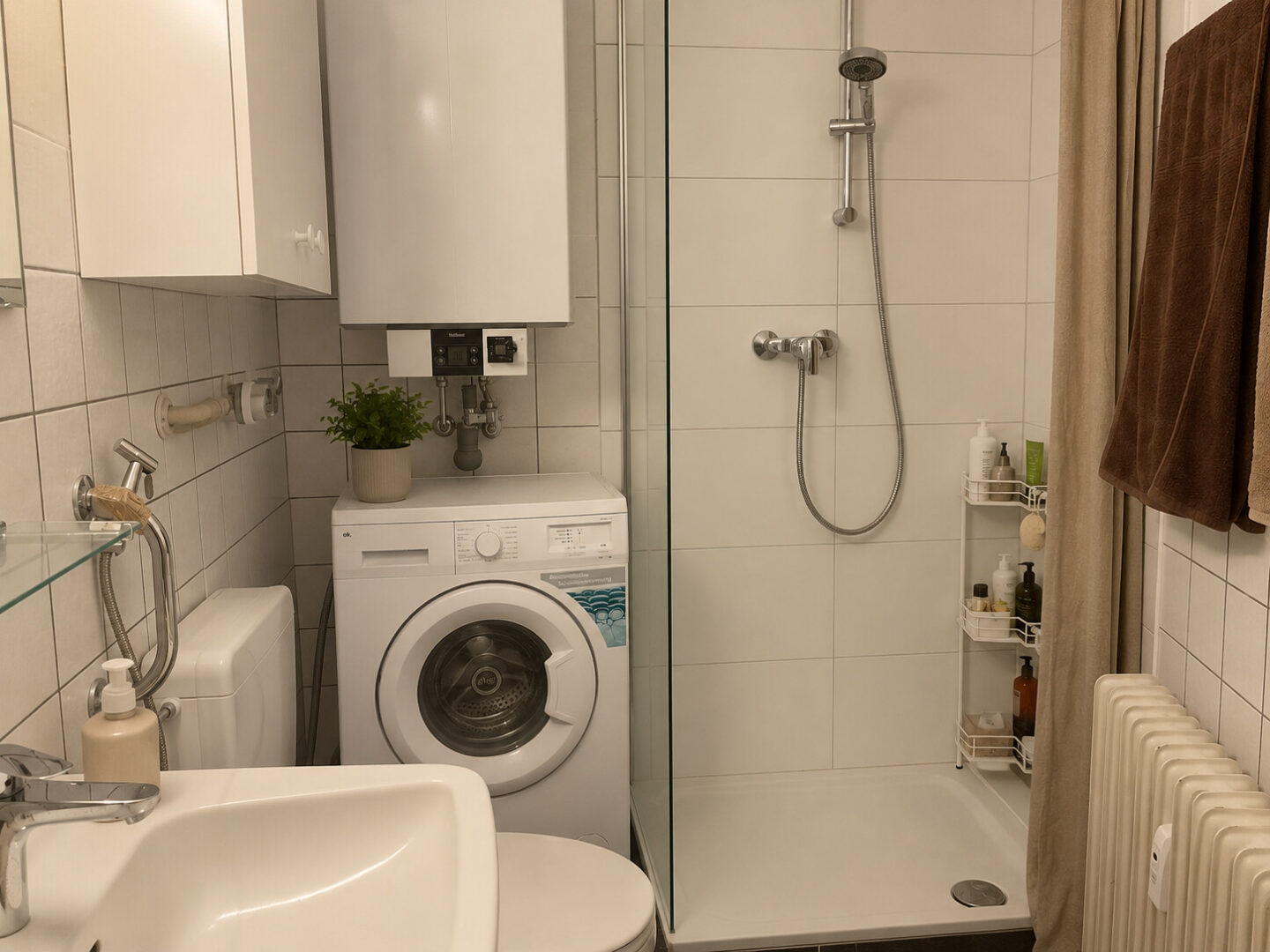 Bad mit Waschmaschinenanschluss und Dusche (virtuell aufbereitete Darstellung)